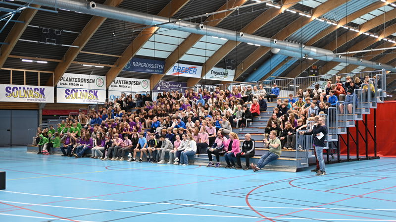 300 konfirmanter var samlet på nattcup i Drammenshallen sist helg. Foto: Svenn Ivar Skårerverket