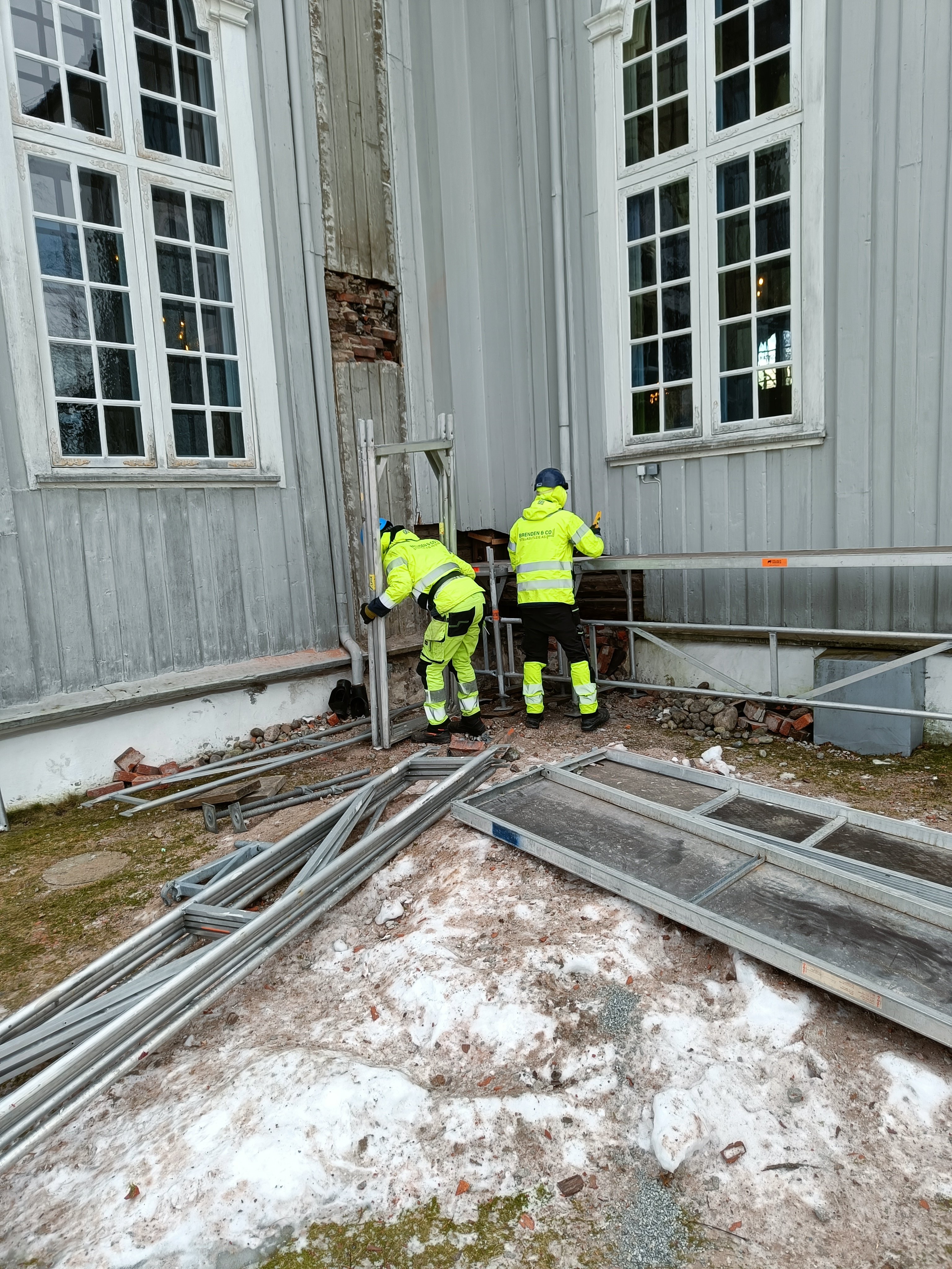 Starten på bygging av stillaser rundt kirken.