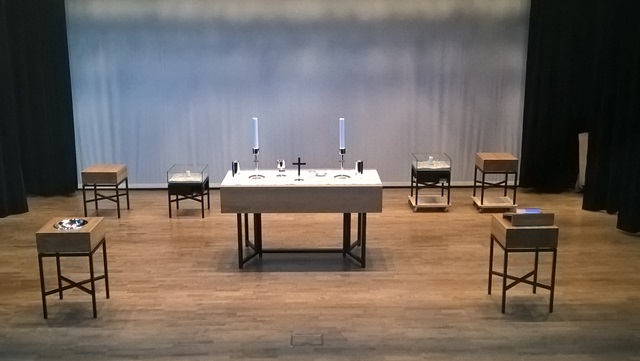Ett eksempel på hvordan de liturgiske møblene kan settes ut  på scenen i Storsalen