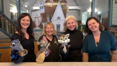 Siv Grethe Bøhn-Pettersen, Ann Jensen, Astri Svanes Haug og Beth Elin Byberg har gitt liv til dukketeaterstykket Ravnakjerkå i Egersund kirke.