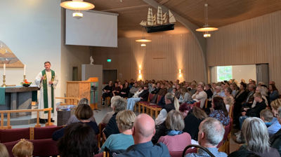 Fullt hus: Thor Haavik ledet gudstjeneste i Eigerøy arbeidskirke oktober 2022. Nå kommer han tilbake for å treffe konfirmantene og være gjesteprest helgen 12.-14. april. Foto: Thor Erling Sætrevik