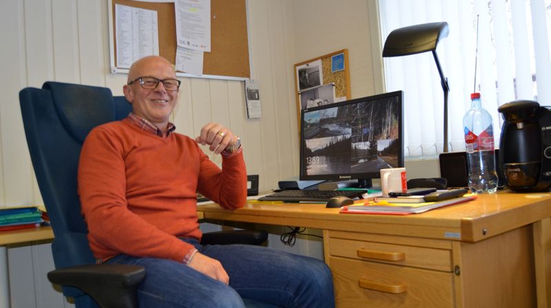 ”Idèbank-sjef” Per Einar Tveit sprudlar gladvær på kontoret som næringskoordinator i Etnedal kommune. Han ynskjer alle innom kontoret med små og større idear til aktivitet i bygda.