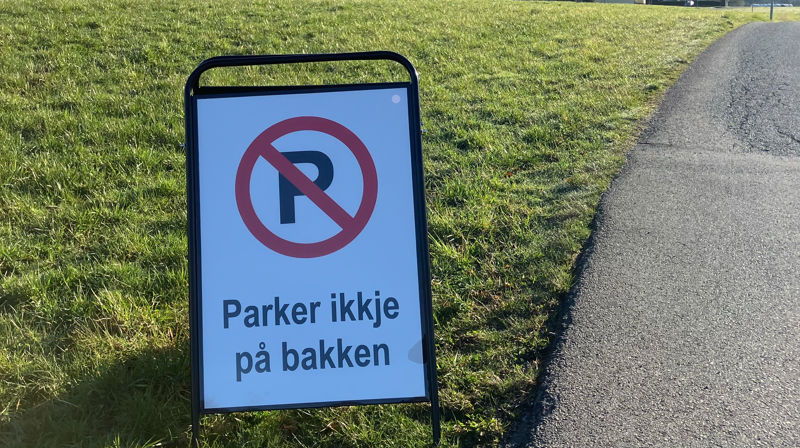 Trongt om parkeringsplass ved Fitjar kyrkje