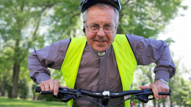 Sogneprest Børre Sneltorp er i farta igjen takke være sykkelen. Foto: Den norske kirke i Fredrikstad