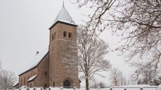 Kråkerøy kirke sett forfra. Foto: Cecilia Riis Kjeldsen.