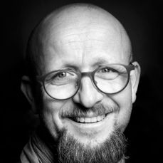 Forfatter, salmedikter og daglig leder i Rolvsøy menighet, Emil Skartveit, gleder seg til å høre urfremførelsen av salmen han har oversatt. Foto: Mette Randem