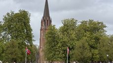 Et yrende liv i domkirkeparken på 17. mai. Omlag 2000 mennesker besøkte domkirken (FOTO: Endre Fyllingsnes)