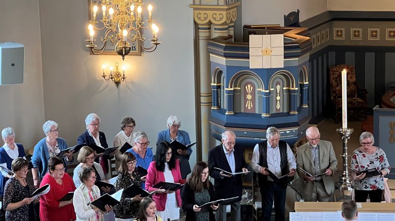 Rolvsøy kirkekor synger under vårkonserten 2022