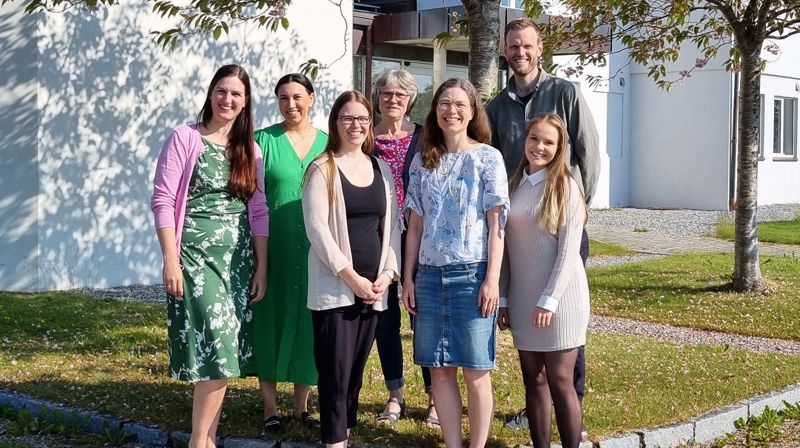 F.v.: Katrine Ruth Overå, Emma Dyb, Margaret Haugland, Inger Magelssen Godø, Gunnhild Roaldsnes Bremer, Dag-Filip Roaldsnes, Susanne Moe Roaldsnes. Ikkje tilstades: Marie Sætremyr Brunstad