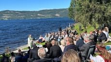 Friluftsgudstjenesten på Stranda ved Nes kirke er en populær gudstjeneste for dåp med Randsfjorden som døpefont. Her fra 2024 med prost Tor Even Fougner. Foto: Tone Reidem.
