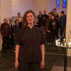 Sokneprest Therese Wagle Bazard ledet kveldsbønn i Mariakirken under olsok i fjor sommer. (Foto: Jane Dahl Sogn). 