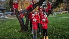 Brandbu Barnekantori har pyntet seg til jul sammen med korleder Marit Wesenberg. Foto: Hans J. Kvåle 2025.