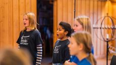 Sangøvelser gjør at de unge sangerne lærer masse gode teknikker for å kunne synge fint og sammen i kor. Foto: Den norske kirke.