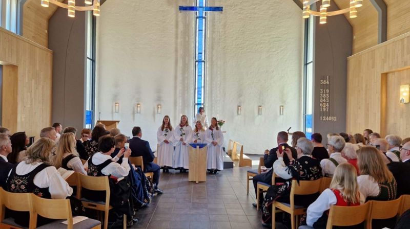Fire fornøyde konfirmanter sammen med sokneprest Therese Wagle Bazard i Grymyr kirke 7. mai 2023. (Foto: Jan Myrvold). 