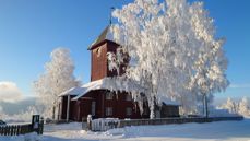 Ål kirke i fint og kaldt vintervær. Foto: Arne Broch Brantsæter 2023. 