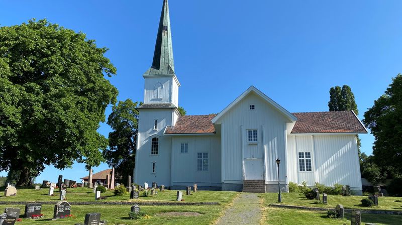 Nes kirke med sommerblomstene på plass. (Foto: Kirken i Gran). 
