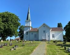 Nes kirke med sommerblomstene på plass. (Foto: Kirken i Gran). 