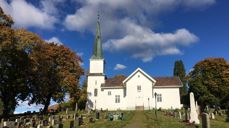 Nes kirke i høstfarger (foto: Inger Stensrud Haug). 