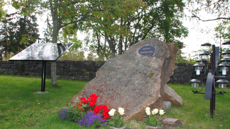 Navnet minnelund anlagt på Nes kirkegård (foto: Inger S. Haug)
