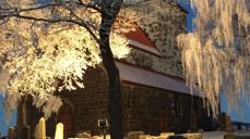 Brandbu Barnekantori har pyntet seg til jul sammen med korleder Marit Wesenberg. Foto: Hans J. Kvåle 2025.