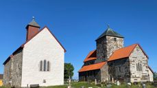Søsterkirkene med Mariakirken til venstre og Nikolaikirken. Foto: Kirken i Gran/Inger S. Haug.