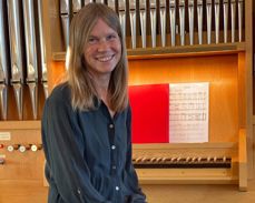 Marit Wesenberg på orgelkrakken i en av de mange kirkene i Gran. Foto (beskjært): Jane Dahl Sogn. 