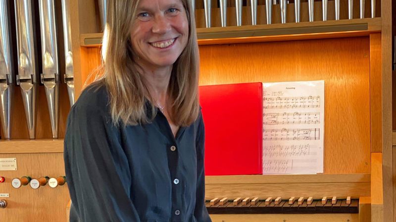 Marit Wesenberg på orgelkrakken i en av de mange kirkene i Gran. Foto (beskjært): Jane Dahl Sogn. 