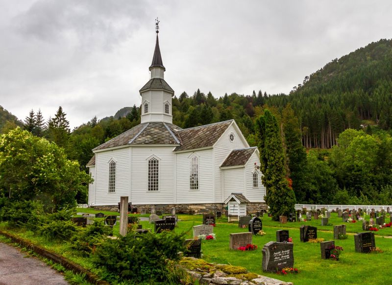 Lavik kyrkje. Foto: canthun photogroup