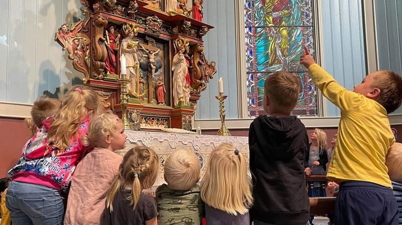 Ivrige 4-åringar på besøk i Hareid kyrkje. Foto: Kristin Østrem