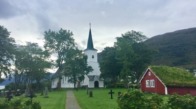 Hareid kyrkje og prestestova sommaren 2023. Foto: Hareid sokn