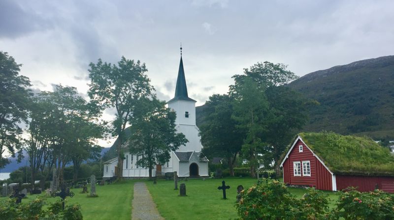 Hareid kyrkje og prestestova (til høgre). Foto: Hareid sokn