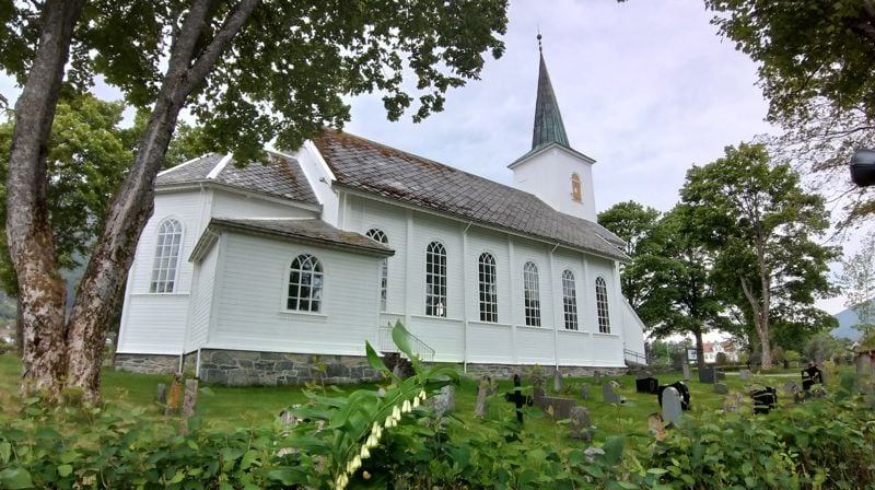 Hareid kyrkje sommaren 2021. Foto: Hareid sokn