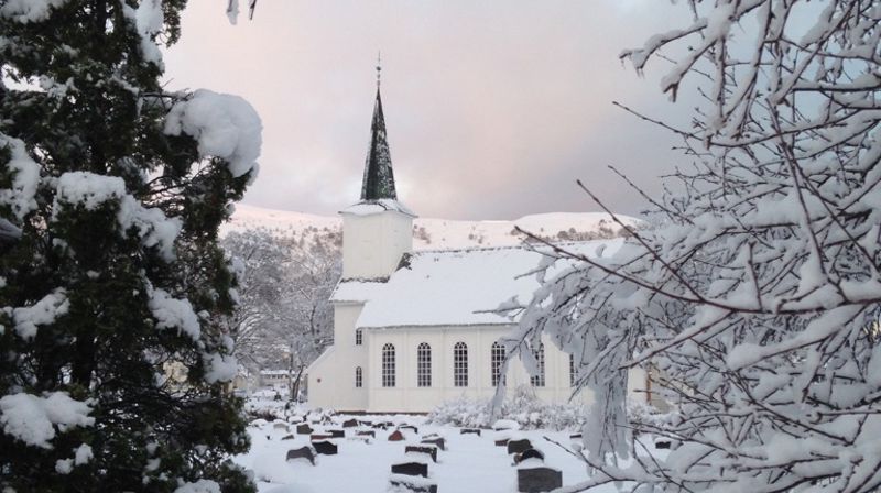 Hareid kyrkje i snøkledd drakt, desember 2017