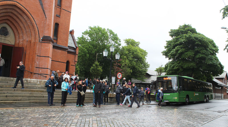 Shuttlebuss og turister utenfor Vår Frelsers kirke onsdag 2. august
