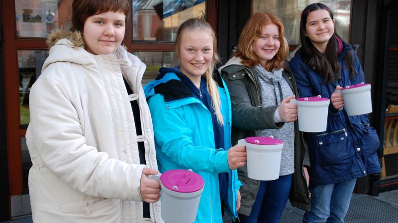 Amalie Hervig, Synnøve Myklebust, Marina Victoria Hestad og Kristina Sophie Hansen håper folk er hjemme den 4. april, og vil være med å skaffe vann til mennesker i nød.