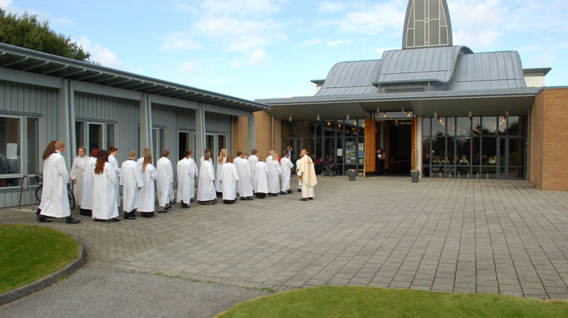 Konfirmasjon i Udland kirke. Alle byens tre menigheter samarbeider om konfirmantopplegget og har informasjonsmøte samtidig, på tre steder. 