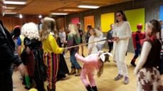 Limbo-leken er et kjekt og tradisjonelt innslag på karneval.