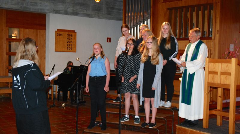 Da elever og tidligere elever fra Rossabø skole sang fra Påskespillet, sang soknepresten med. 