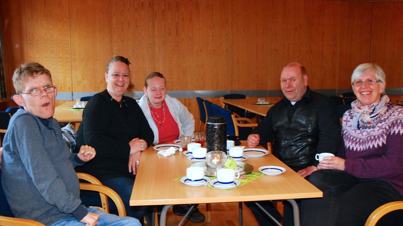Integreringskonsulent i bispedømmet, Sølvi Dahle, er fast deltaker på kaféen. Her sammen med Lise, Frode, Marius og Lisbeth.