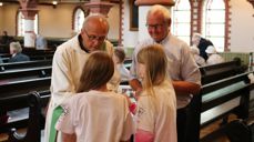 Arve Dalby og Ola Myklatun i diakoniutvalget deler ut nattverd på gudstjenesten. Foto: Einar Steensnæs Engedal