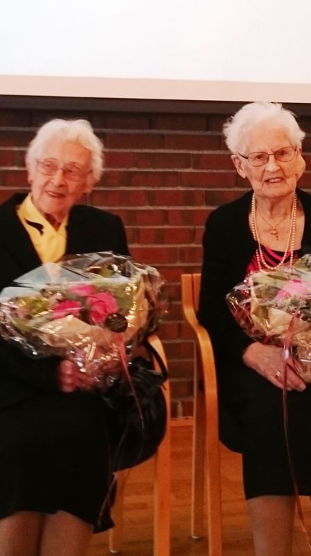 100-års jubilantene Dagny Haugvik Jensen og Sigrid Elisabeth Milford Larssen ble gjort ekstra stas på.