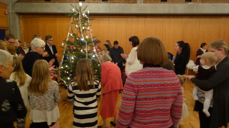 Det ble flere ringer rundt juletreet i Vår Frelsers menighetshus. Foto: Dagfinn Våge.