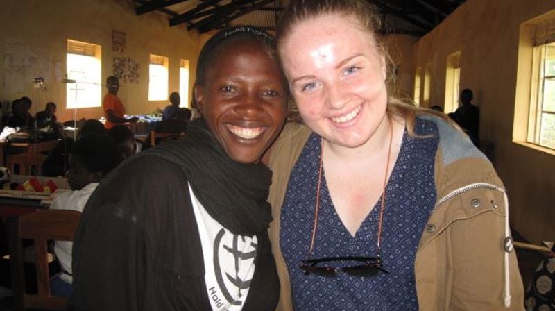 Amalie Storesund Olsen forteller om hvordan en oppvekst med Barn er bra!-festivalen har skapt et sterkt engasjement. Her er hun sammen med Faith fra Drucilla i Uganda.