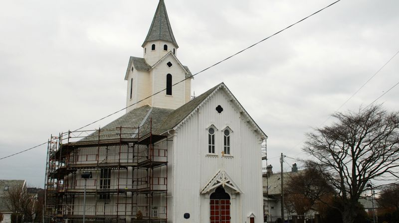 Mens stillasene likevel er oppe, benyttes anledningen til å få malt kirken.
