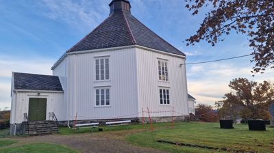 Sperrebånd er satt opp rundt Hemne kirke er av sikkerhetsmessige årsaker. Foto: Håvard Bach