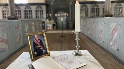 Åpen kirke med kondolanseprotokoll