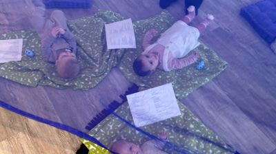 Bilde frå babysong samling, babyar ligg under blått teppe. Foto Karoline Thyri.