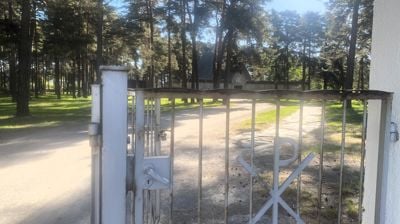 Porten inn til Undersbo gravplass og seremonibygg.