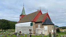 Arbeidet med istandsetting av sydveggen av Hedrum kirke har pågått siden 2022.