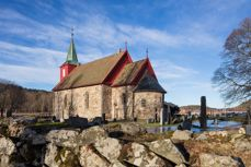 Den vakre Hedrum kirke er fra cirka år 1100. Foto: Trond Isaksen.